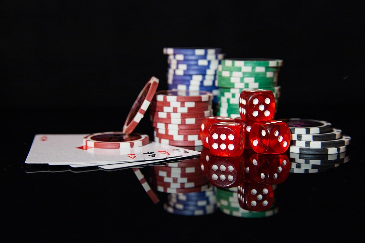 CrazyCash App Myanmar ကစားသမားများ live casino နှင့် slots ဂိမ်းများကစားနေသောမြင်ကွင်း