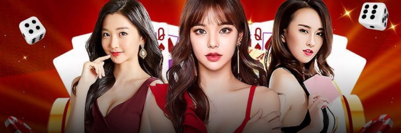 CrazyCash Myanmar App ကစားသမားများ smartphone ဖြင့် online casino ကစားနေသောပုံ